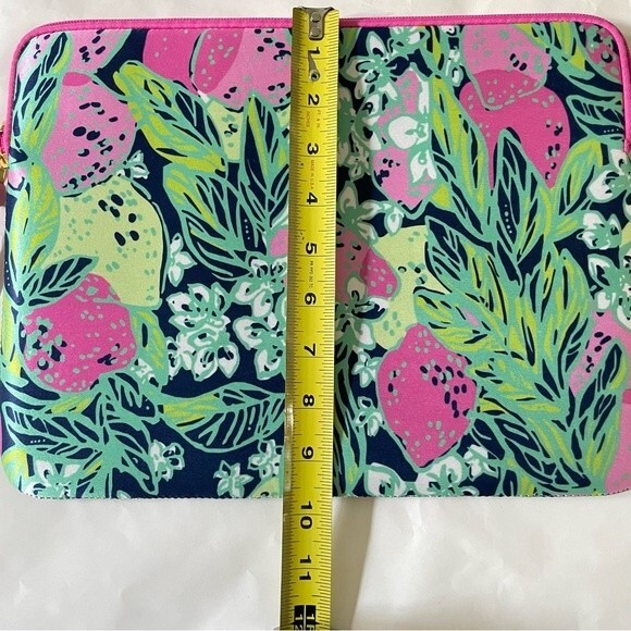 Lilly Pulitzer Laptop Ipad Sleeve Case in Spill The Juice Original Signature - Picture 3 of 12